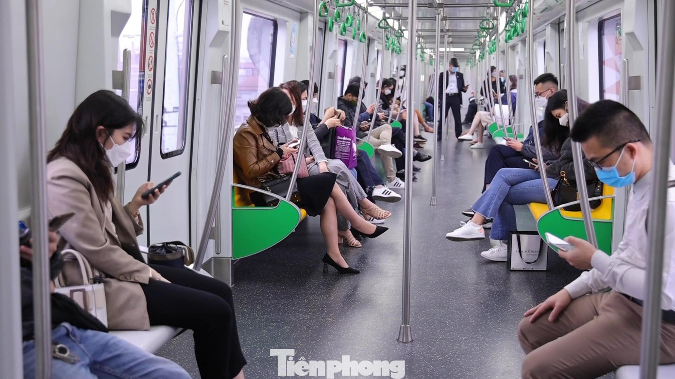 Hình ảnh hành khách đi tàu không còn thấy tình trạng người phải đứng như thời gian trước kia.