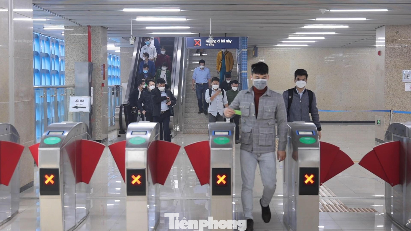 Tàu điện Cát Linh - Hà Đông vẫn có phần đông khách.