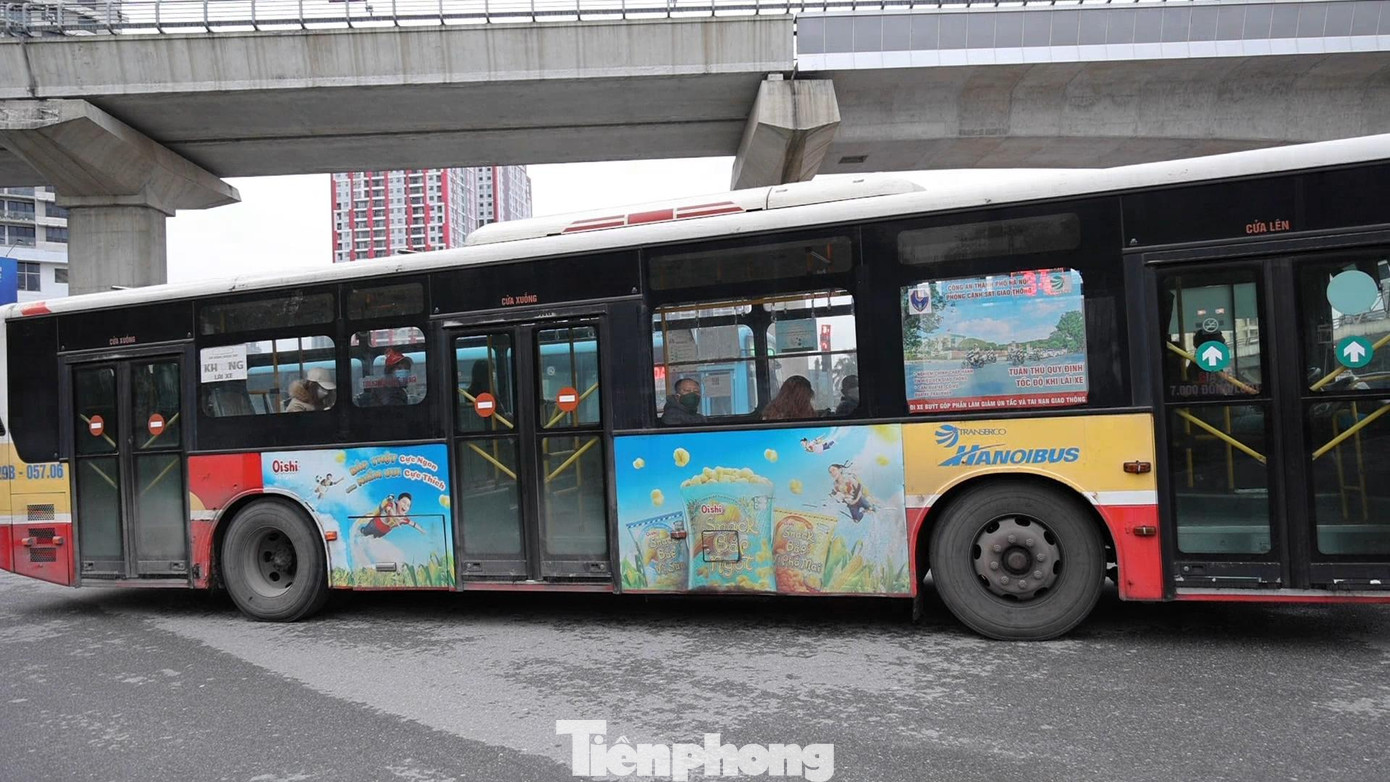 Theo đại diện Tổng công ty Vận tải Hà Nội (Transerco), trong tháng 1 và tháng 2, mặc dù dịch bệnh diễn biến phức tạp nhưng việc chạy lại 100% công suất xe giúp lượng hành khách đi xe buýt, và tần suất lượt chuyến xe buýt trong tháng tăng lên so với trước đó.