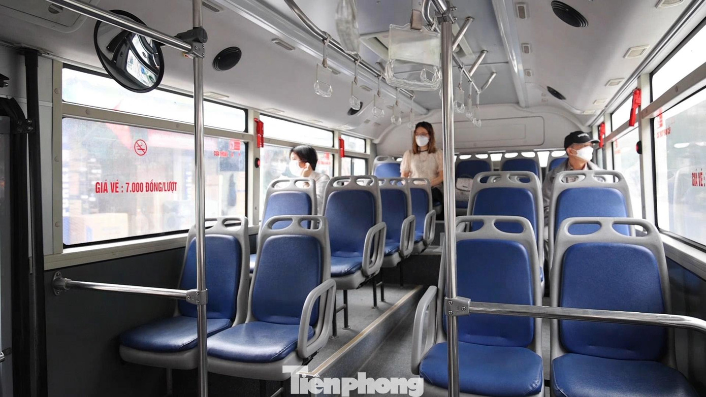 Trong những ngày qua, tại Hà Nội luôn vượt mức trên 10.000 ca nhiễm COVID-19. Tình trạng giao thông công cộng ảm đạm khác hẳn ngày thường.