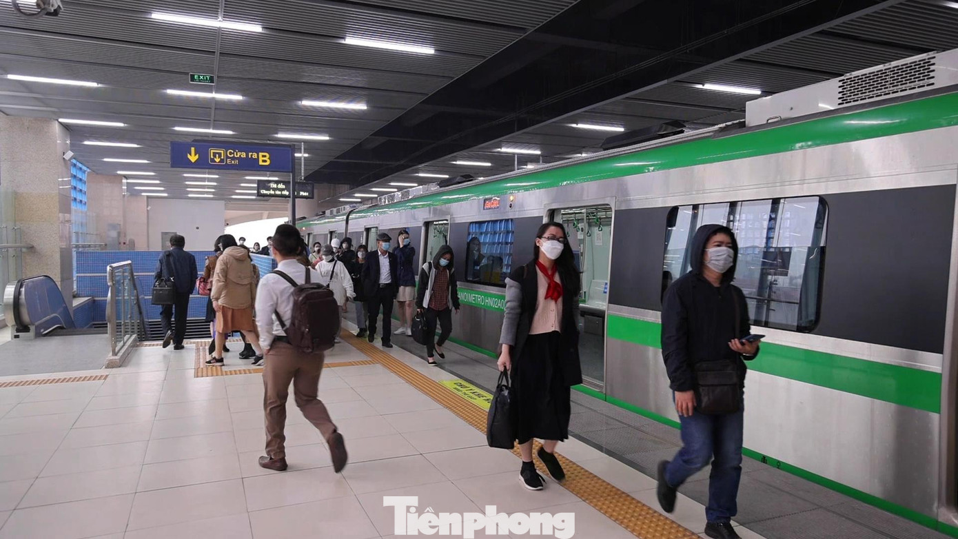 Đặc trưng của giao thông đường sắt là tàu có nhiều toa cho một hành trình nên việc kiếm một chỗ ngồi hay thực hiện giãn cách cũng không quá khó.