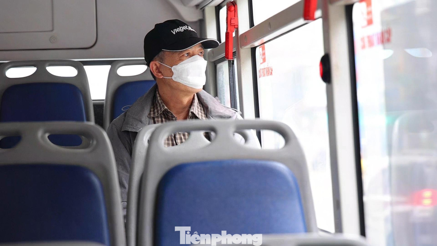 Việc kiếm một chỗ ngồi thông thoáng trên xe buýt vô cùng dễ dàng trong những ngày qua.