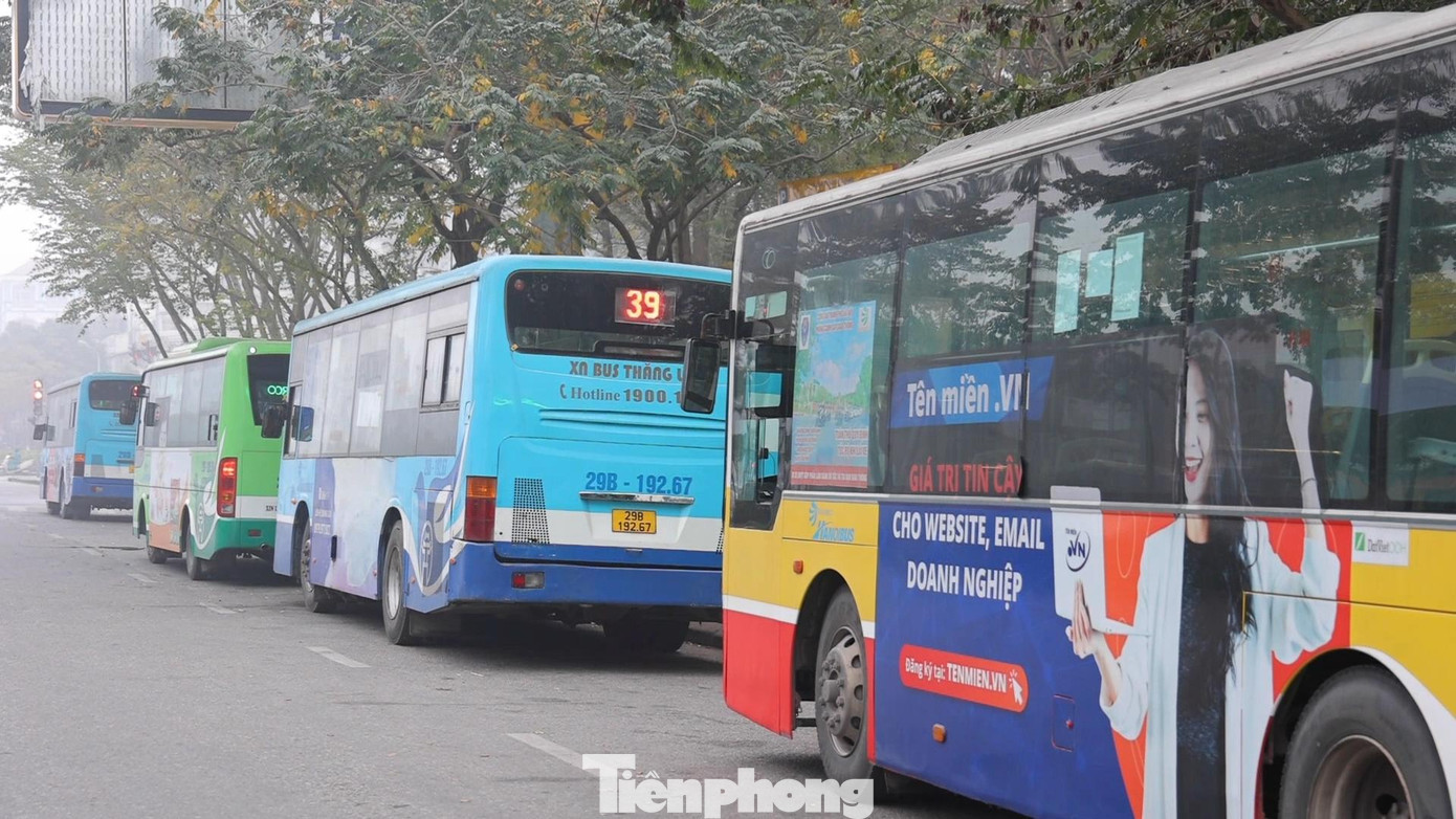 Theo ghi nhận của phóng viên, dù là giờ cao điểm buổi sáng nhưng tại Bến xe buýt trước cổng công viên Nghĩa Đô (phường Dịch Vọng, quận Cầu Giấy) khá vắng vẻ.