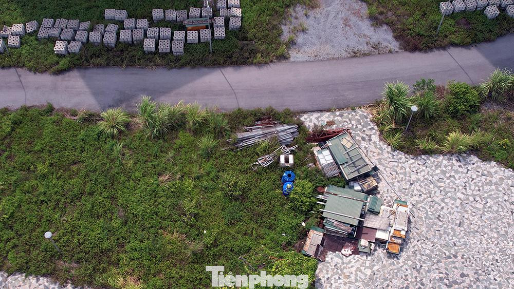 Trong khuôn viên bệnh viện, nhiều đồ đạc xây dựng vẫn ngổn ngang, rỉ sét.