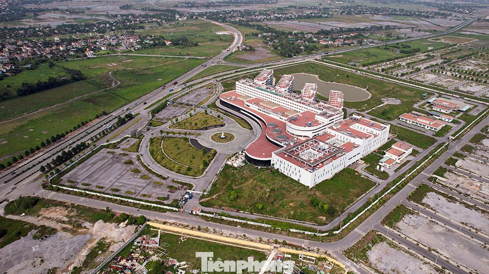 Cơ sở 2 của Bệnh viện Bạch Mai nằm trên trục đường lớn Nguyễn Viết Xuân thuộc thành phố Phủ Lý, tỉnh Hà Nam. Giao thông thuận tiện bậc nhất cho toàn khu vực.