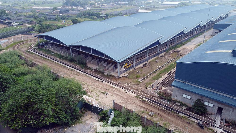 Trước đó, thành phố Hà Nội vừa có đề xuất điều chỉnh thời gian thực hiện Dự án Tuyến đường sắt đô thị thí điểm thành phố Hà Nội, đoạn Nhổn - ga Hà Nội từ 2009 - 2022 thành 2009 - 2027 (chưa bao gồm thời gian bảo hành 24 tháng), trong đó, đưa vào khai thác, vận hành đoạn trên cao vào năm 2022; đưa vào khai thác, vận hành toàn tuyến vào năm 2027 (gồm cả đoạn ngầm).