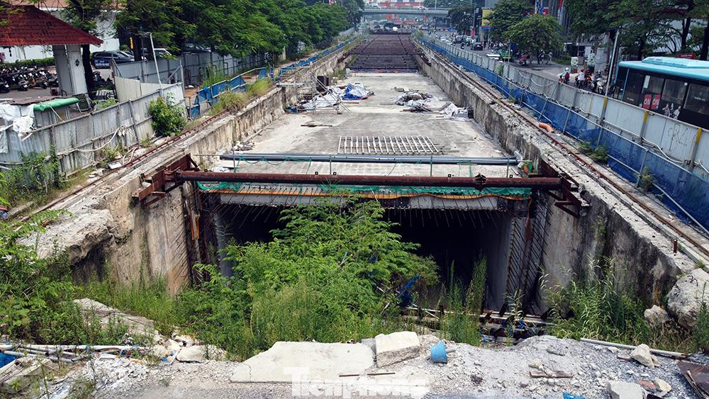 Về đề xuất lùi thời hạn hoàn thành, đưa vào khai thác toàn tuyến vào năm 2027 thay vì năm 2022, thành phố nêu, tiến độ hoàn thành toàn tuyến chủ yếu phụ thuộc vào tiến độ thực hiện gói thầu CP03 - Hầm và các ga ngầm.