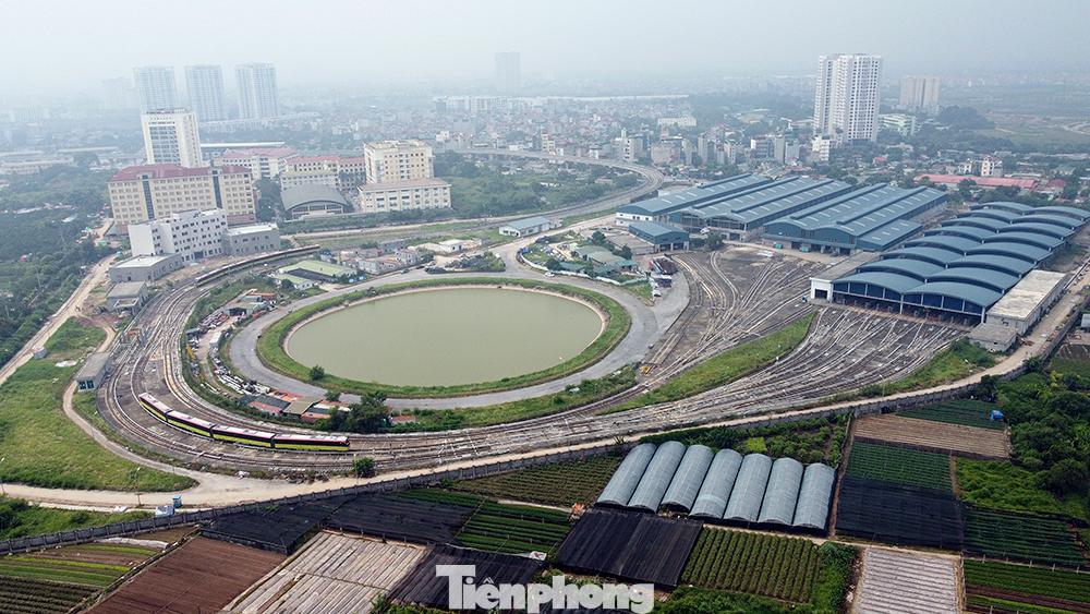 Trước đó, UBND thành phố Hà Nội cho biết, do các chậm trễ tiến độ dẫn đến gia hạn thời gian thực hiện các gói thầu và bổ sung chi phí (EOT), Dự án đường sắt đô thị Nhổn - ga Hà Nội tăng 6.325,1 tỷ đồng.