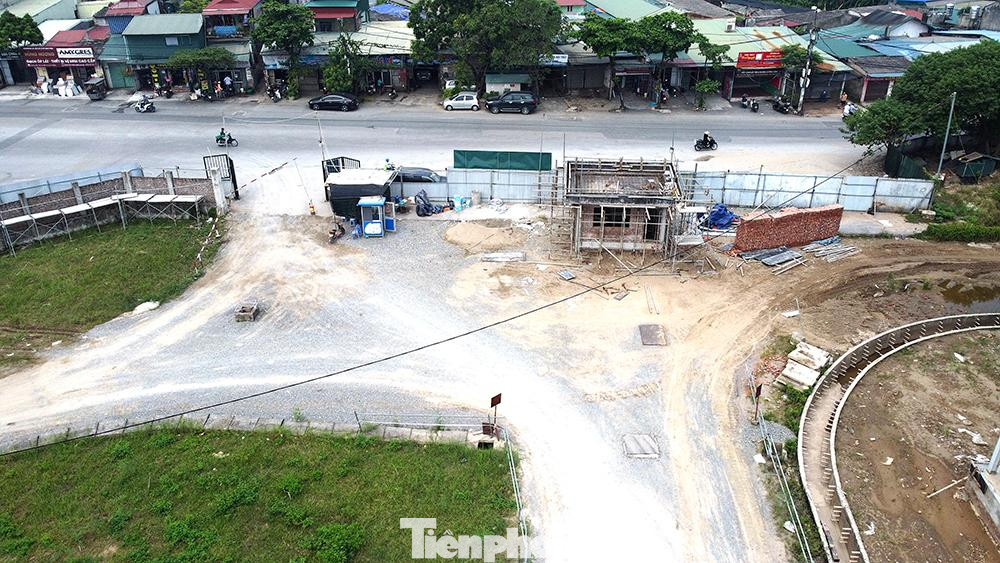 Theo UBND thành phố Hà Nội, có rất nhiều nguyên nhân dẫn đến chậm tiến độ thực hiện dự án như: việc chậm trễ, vướng mắc về giải phóng mặt bằng và di dời hạ tầng kỹ thuật để bàn giao mặt bằng sạch cho nhà thầu thi công.