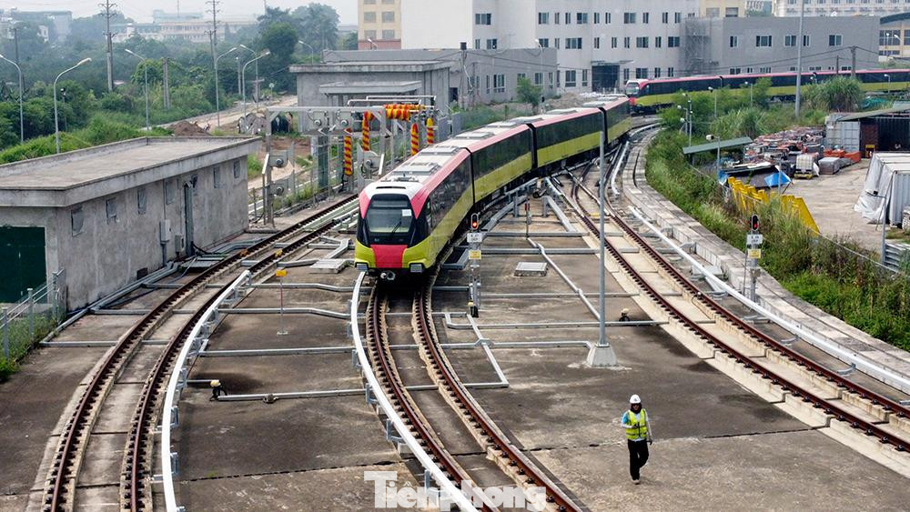 Hàng ngày tại khu vực Depot ở Nhổn, công nhân vẫn tiến hành vận hành chạy thử tàu.