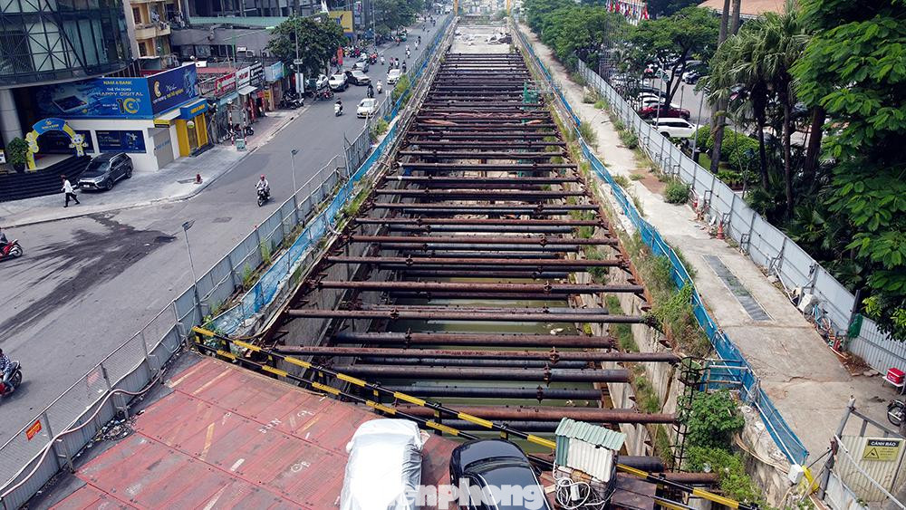 Theo đó, chủ đầu tư đã phân tích, giải trình do điều kiện thực tế không thể bàn giao được toàn bộ mặt bằng sạch (gồm cả công tác di dời công trình hạ tầng kỹ thuật) nên đã thống nhất với nhà thầu điều chỉnh tiến độ thi công của gói thầu CP03 là 56,5 tháng.