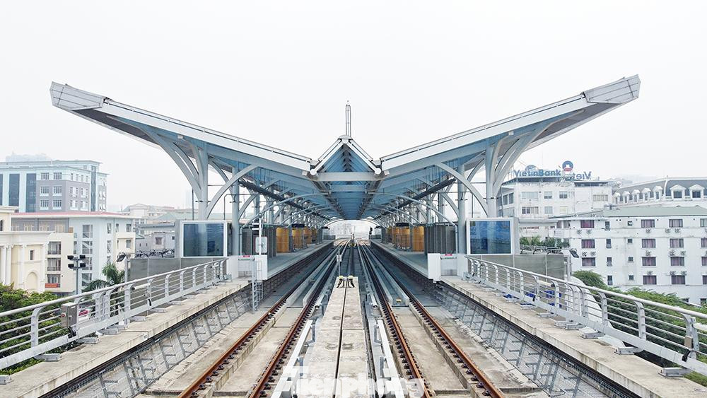 Bên cạnh đó là các vướng mắc về quy chuẩn, tiêu chuẩn, định mức, đơn giá, giá vật tư, thiết bị chuyên ngành đường sắt đô thị; cơ chế, chính sách và quy định về giải phóng mặt bằng rất phức tạp. Một nguyên nhân nữa là do ảnh hưởng của đại dịch COVID-19.