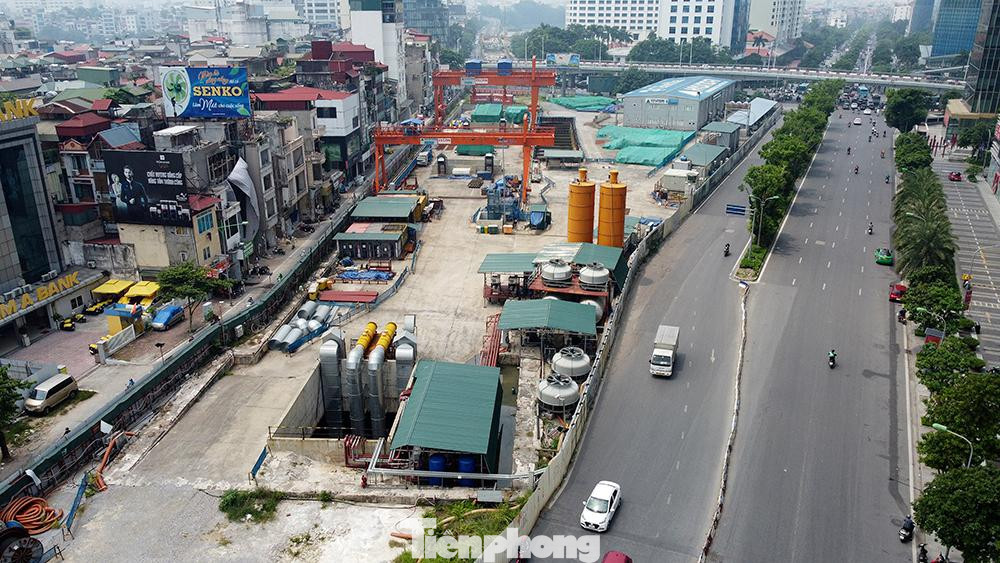 Đại công trường của nhà ga đầu tiên của nhà ga ngầm trên phố Kim Mã đã nhiều tháng không có công nhân.