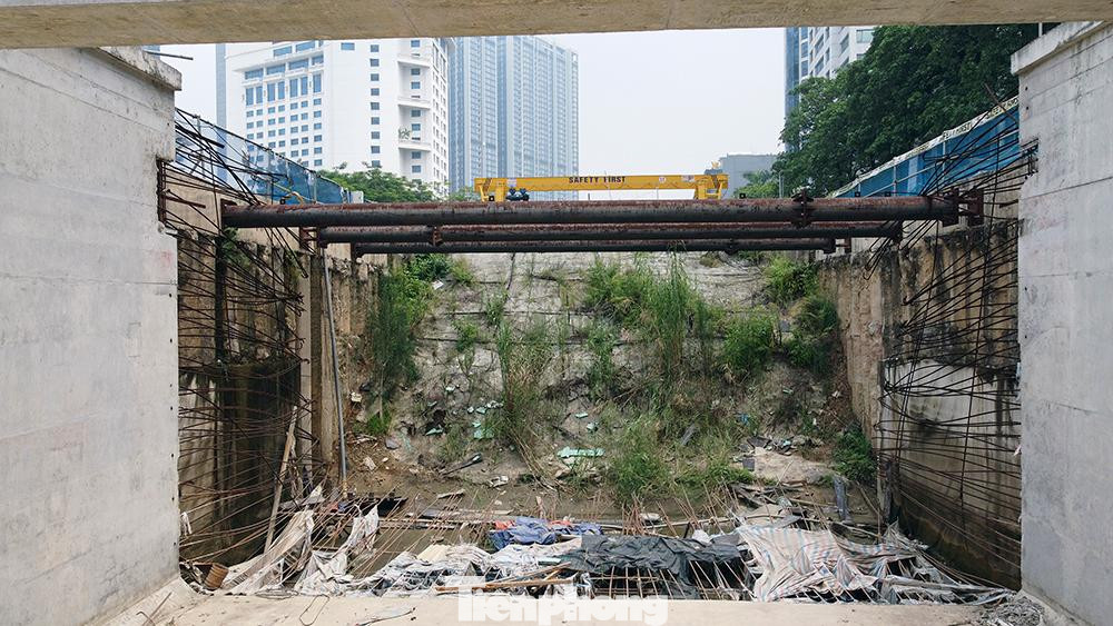 Nơi được coi là lối vào của đoạn đường sắt chạy ngầm vẫn ngổn ngang.