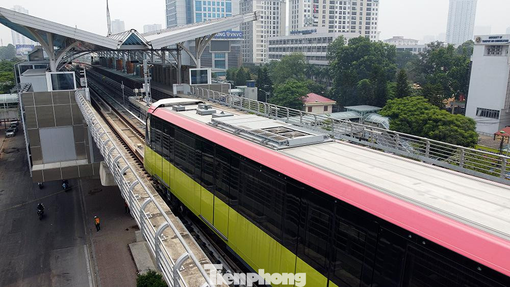 Những đoàn tàu vẫn vận hành chạy thử.