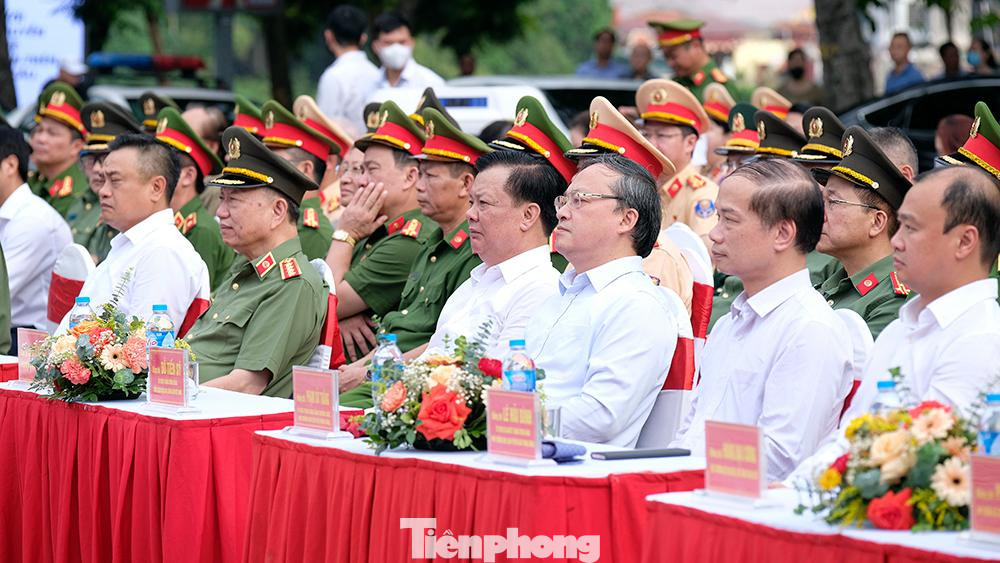 Đến dự lễ khánh thành Tượng đài “Công an nhân dân vì dân phục vụ” có Đại tướng Tô Lâm, Bộ trưởng Bộ Công an và Bí thư Thành uỷ Hà Nội Đinh Tiến Dũng.