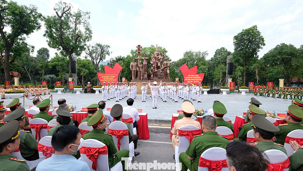 "Hai thành phố lớn là Hà Nội và TP.HCM rất cần có tượng đài như thế này và qua đây cũng để nhắc nhở cho quần chúng nhân dân ý thức hơn trong việc tham gia giao thông và ý thức trong việc PCCC. Công trình này khánh thành để tuyên truyền cho truyền thống của lực lượng Cảnh sát nhân dân", Thiếu tướng Nguyễn Công Bẩy (Phó cục trưởng Cục Công tác Đảng và Công tác chính trị, Bộ Công an) chia sẻ.