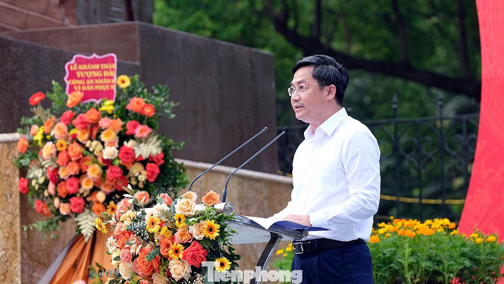 Ông Hà Minh Hải, Phó chủ tịch UBND TP Hà Nội phát biểu tại buổi lễ khánh thành Tượng đài “Công an nhân dân vì dân phục vụ” trong buổi sáng ngày hôm nay (17/7).