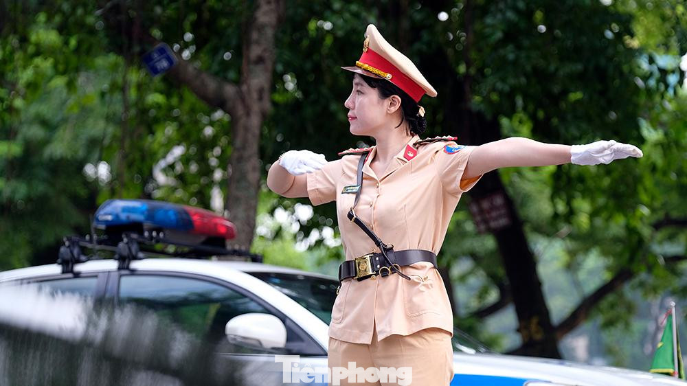 Hình ảnh những nữ CSGT xinh đẹp điều tiết giao thông tại khu vực diễn ra buổi lễ khánh thành Tượng đài "Công an nhân dân vì dân phục vụ” trong sáng 17/7.