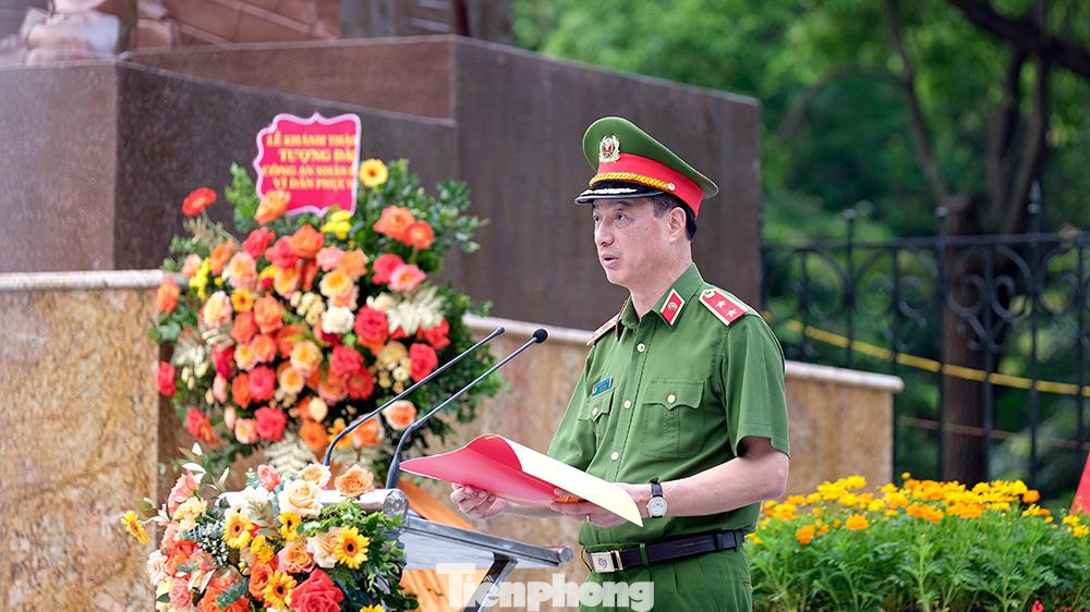 "Công trình được xây dựng tại hai thành phố lớn nhất cả nước với kỳ vọng là công trình điêu khắc có giá trị nghệ thuật, xứng tầm công trình văn hóa tiêu biểu tại Thủ đô Hà Nội và thành phố mang tên Bác", Thứ trưởng Bộ Công an Nguyễn Duy Ngọc phát biểu tại buổi lễ.