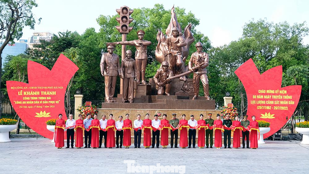 Lãnh đạo Bộ Công an và lãnh đạo TP Hà Nội cắt băng khánh thành công trình Tượng đài "Công an nhân dân vì dân phục vụ”.