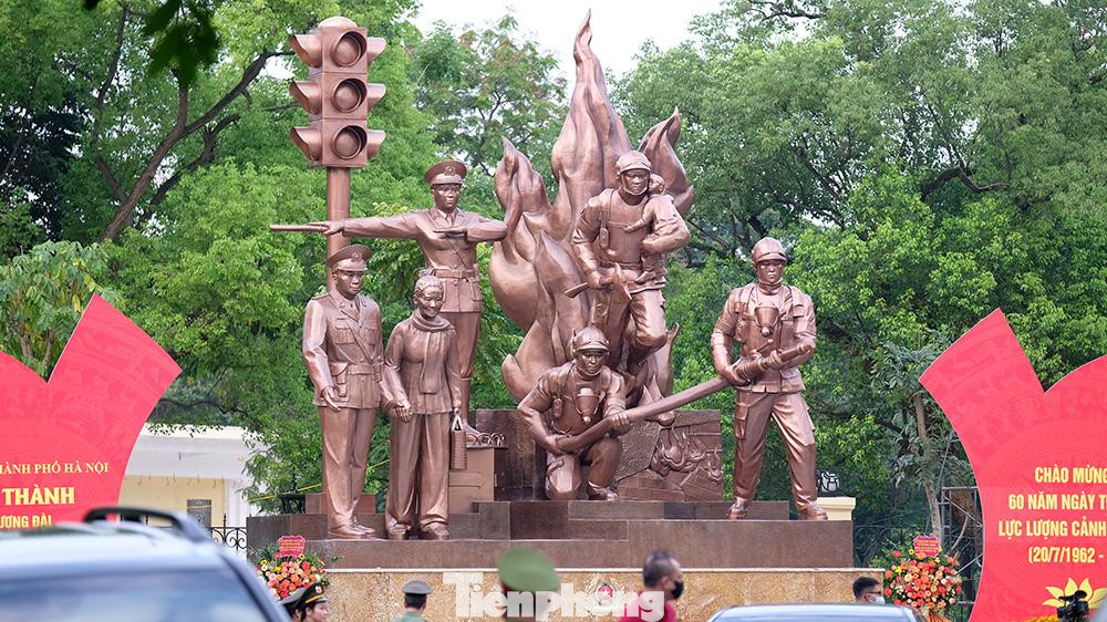 Tượng đài chiến sĩ Cảnh sát Phòng cháy, chữa cháy và cứu nạn, cứu hộ (PCCC và CNCH), chiến sĩ Cảnh sát Giao thông (CSGT) với chủ đề “Công an nhân dân vì dân phục vụ” là công trình chào mừng kỷ niệm 60 năm Ngày truyền thống lực lượng CSND, được đặt tại Hà Nội và TP Hồ Chí Minh.