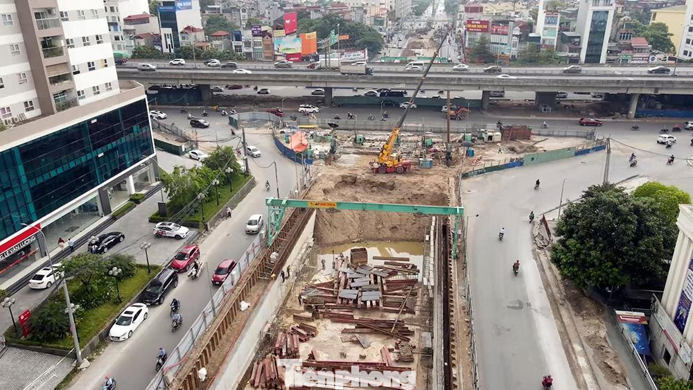 Dự án xây dựng hầm chui Lê Văn Lương (Hà Nội) với tổng mức đầu tư gần 700 tỉ đồng, sau gần hai năm thi công, với 2 ống hầm kín nằm dưới khu vực ngã tư Khuất Duy Tiến - Lê Văn Lương đã được đục thông, dự kiến trong tháng 10/2022 công trình sẽ được đưa vào sử dụng.