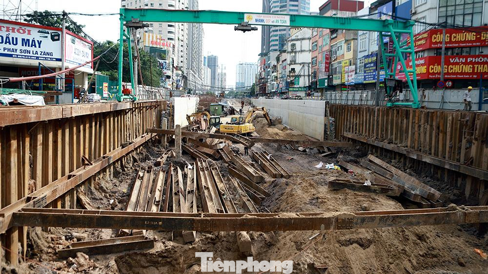 Dự kiến đến ngày 30/8, toàn bộ các đốt hầm kín sẽ được thi công xong. "Sau đó, đơn vị sẽ chuyển sang thi công các hạng mục như: Đèn chiếu sáng, sơn kẻ đường, biển báo giao thông để kịp thông xe vào ngày 10/10, phục vụ nhu cầu đi lại của người dân", lãnh đạo này cho biết.