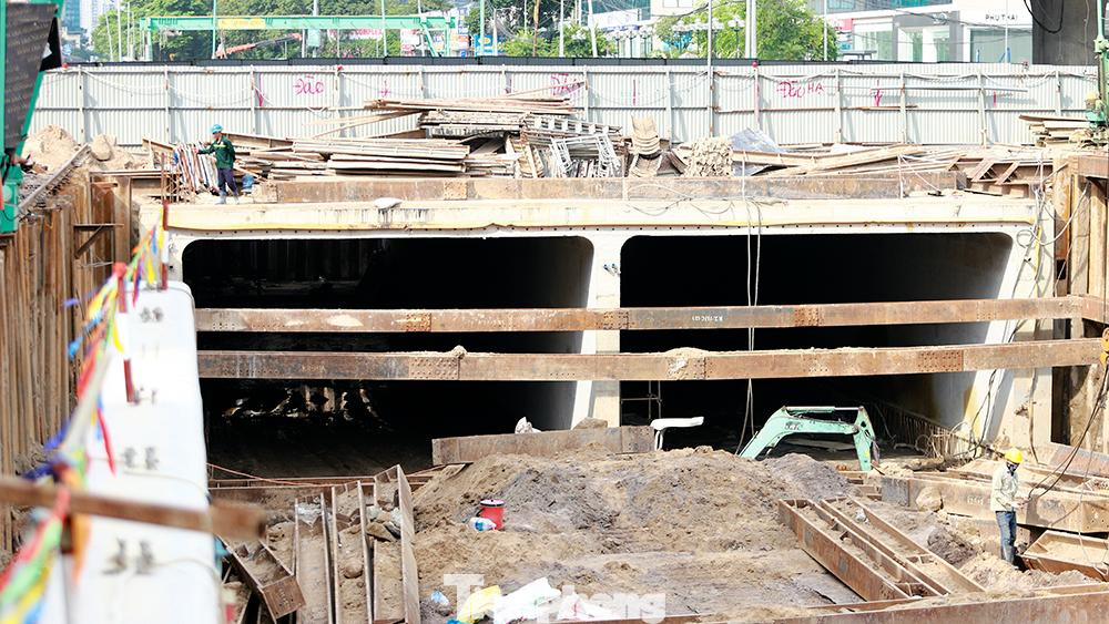 Theo thiết kế, hầm chui được xây dựng theo hướng đường Lê Văn Lương, đi ngầm qua nút giao Khuất Duy Tiến - Tố Hữu, có tổng chiều dài hầm và gờ chắn hai đầu là 475 m.