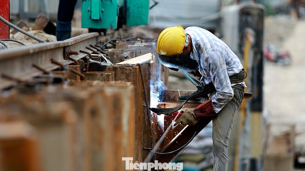 Theo ghi nhận của phóng viên, những ngày này trên công trường của dự án, công nhân đang tích cực đẩy nhanh tiến độ hoàn thiện những hạng mục còn lại ngoài hạng mục chính cơ bản đã hoàn thiện.