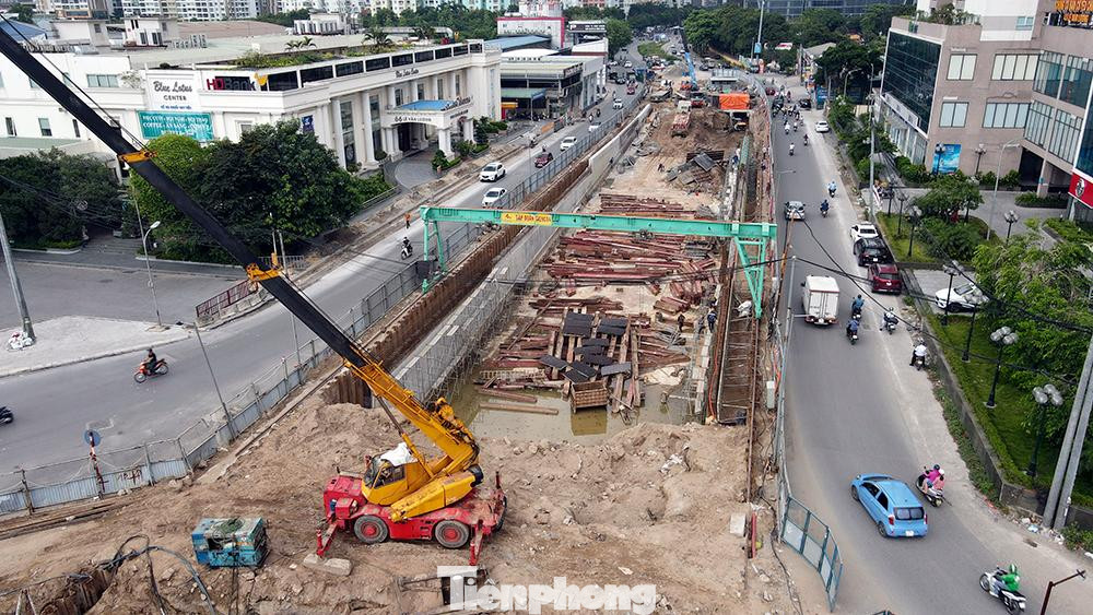 Thông tin từ lãnh đạo điều hành liên danh nhà thầu dự án hầm chui Lê Văn Lương cho biết, dự án hầm chui Lê Văn Lương được chia thành 3 giai đoạn.