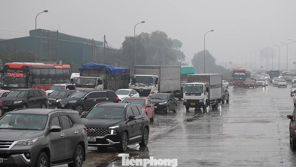 Ùn cục bộ vẫn xảy ra ở khu vực soát vé trên đường cao tốc Pháp Vân - Cầu Giẽ.