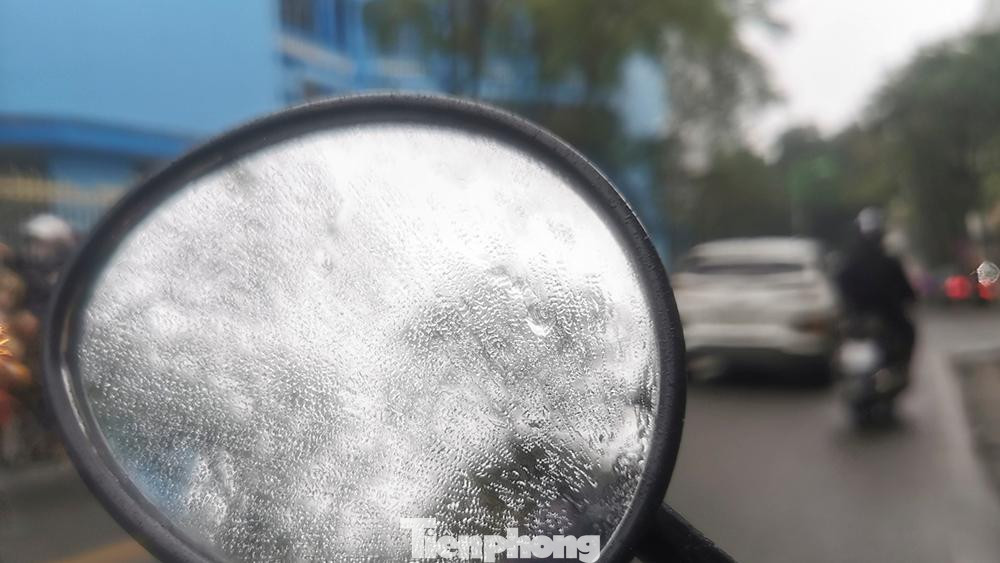 Độ ẩm trong không khí ngày đầu tuần rất cao, khoảng 85% đến 90% khiến giao thông đi lại khó khăn hơn vì đường trơn trượt.