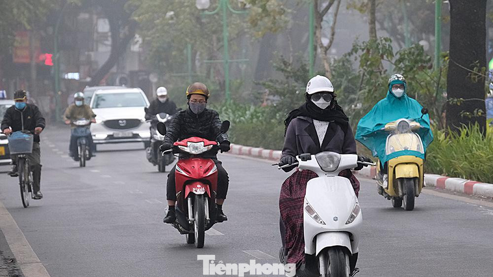 Sau chuỗi ngày nghỉ Tết Nguyên đán, sáng nay (7/2), dân Thủ đô chính thức đi làm trở lại trong tiết trời giá lạnh.
