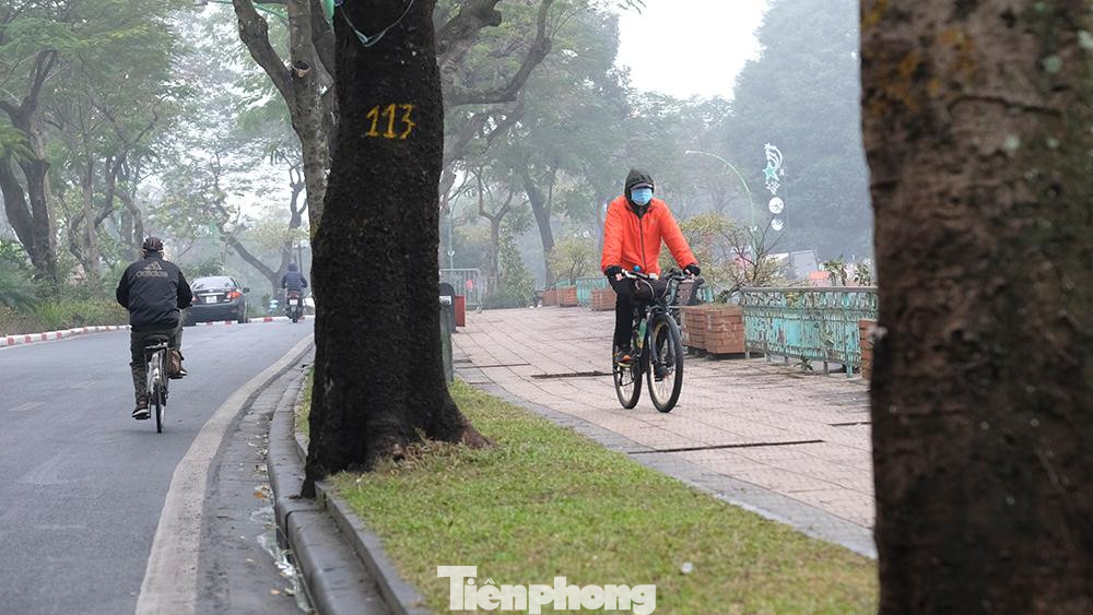 Một số người vẫn chăm chỉ đạp xe tập thể dục trên đường Thanh Niên.