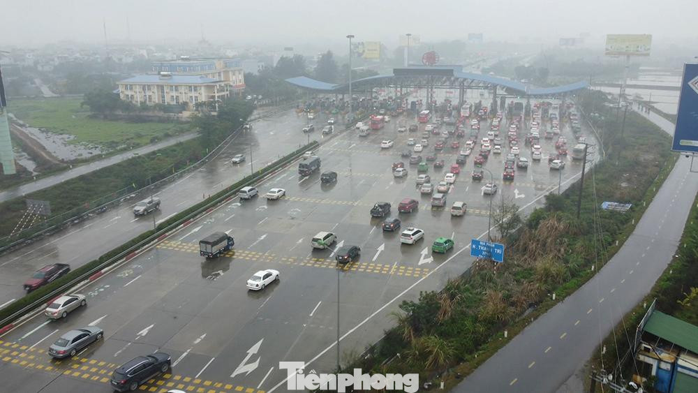 Trong khi đó ở khu vực cửa ngõ, người dân ở một số tỉnh gần Hà Nội sáng nay mới trở lại thành phố để tiếp tục làm việc và học tập.