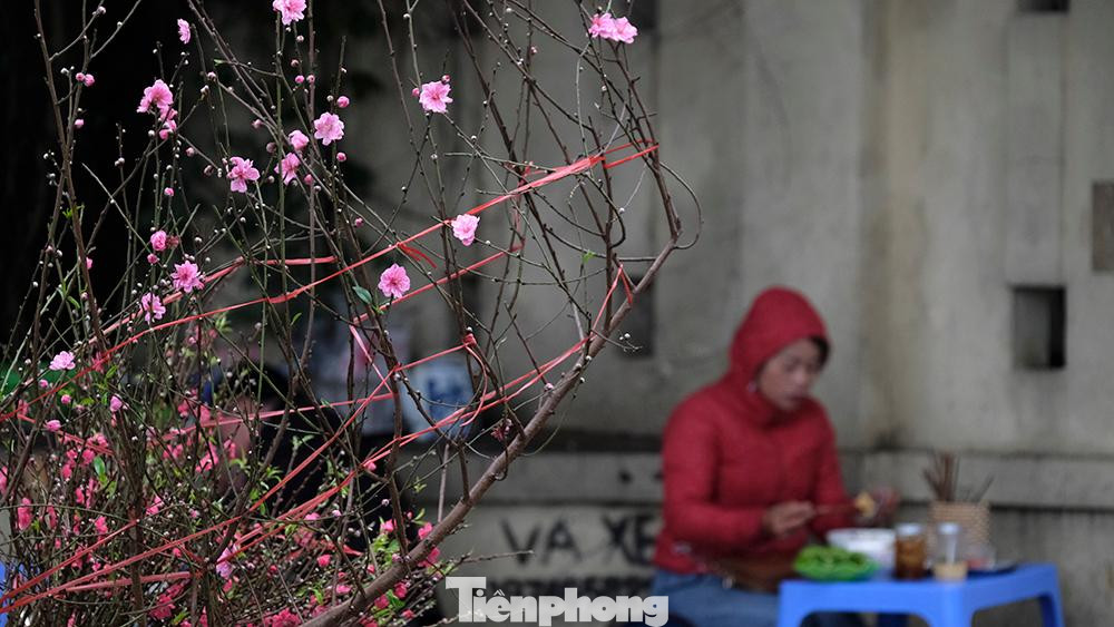 Ăn một bát phở nóng ấm trước khi đến công sở làm việc là những lựa chọn của nhiều người trong buổi đi làm đầu năm mới.