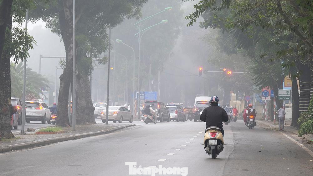 Giao thông trên đường Yên Phụ thời điểm 8 giờ 30 phút sáng nay (7/2).