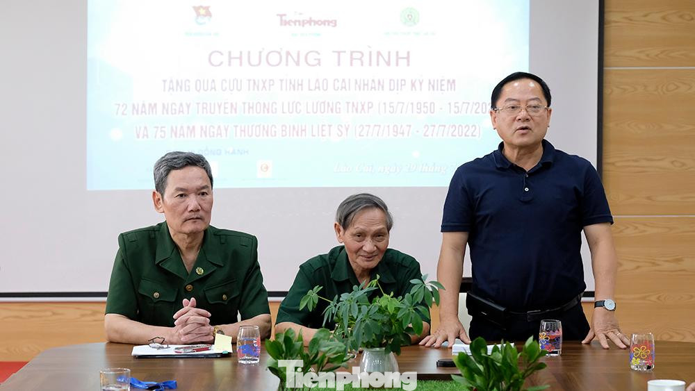 Đồng chí Lê Xuân Sơn, Tổng biên tập Báo Tiền Phong phát biểu tại buổi lễ trao quà đến các cựu TNXP tại tỉnh Lào Cai.