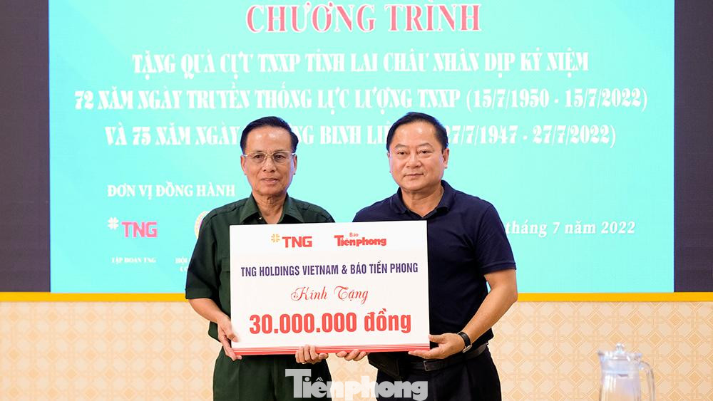 Tại tỉnh Lai Châu, Báo Tiền Phong cùng Tập đoàn TNG (TNG Holdings Vietnam) đã trao 30 phần quà trị giá 30 triệu đồng cho 30 cựu TNXP có hoàn cảnh khó khăn trên địa bàn.