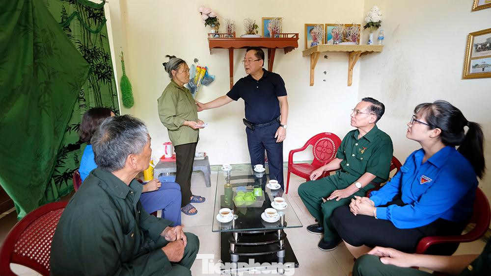 Đoàn công tác cũng đến thăm và trao quà cho một số cựu TNXP có hoàn cảnh khó khăn và sức khỏe yếu.