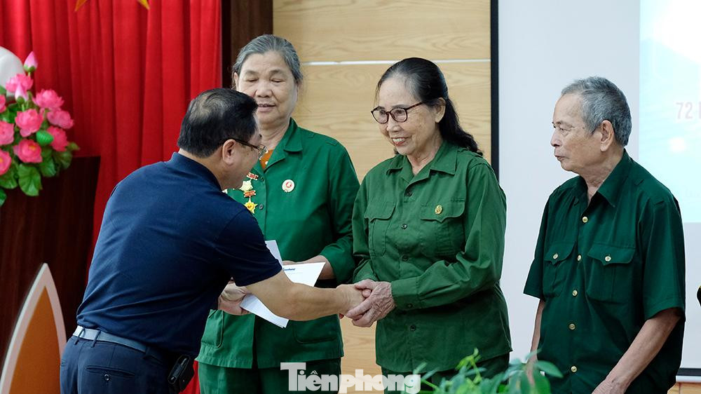 Trong dịp này, Đoàn công tác Báo Tiền Phong đã trao 34 suất quà, mỗi suất trị giá 1 triệu đồng cho các thương binh là hội viên cựu Thanh niên xung phong tỉnh Lào Cai.