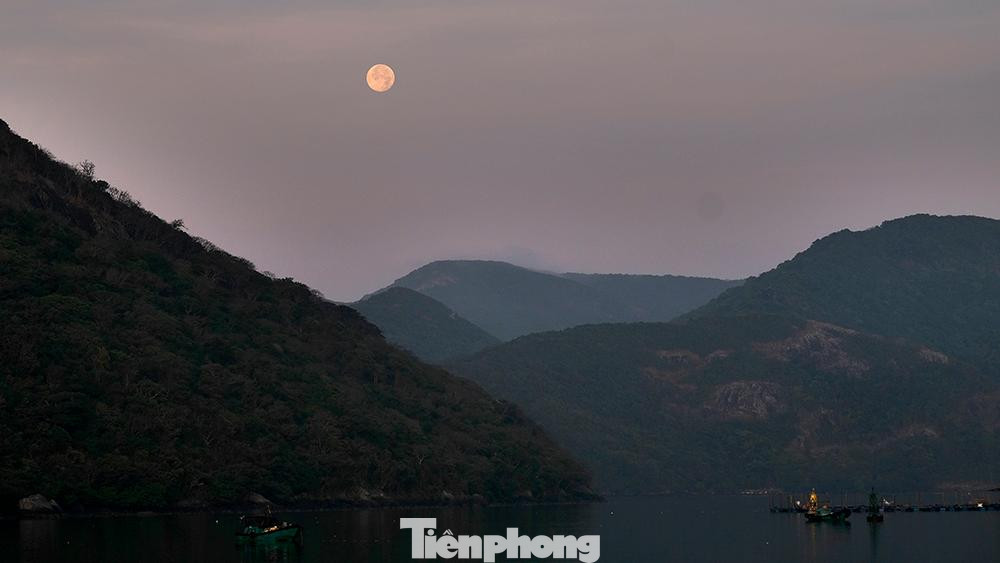 Thời điểm 6 giờ 30 phút sáng trên Vịnh Bến Đầm - Côn Đảo, trăng vẫn xuất hiện trên bầu trời.