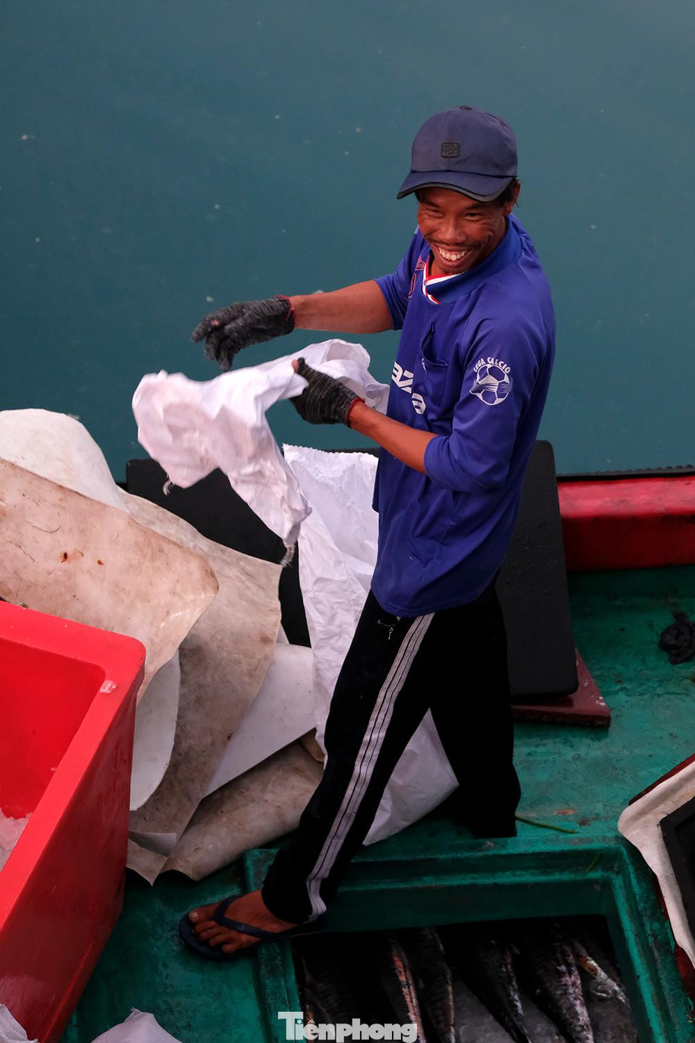 Một số ít ngư dân vẫn đánh bắt hải sản, còn lại hầu hết hoạt động trong lĩnh vực du lịch.