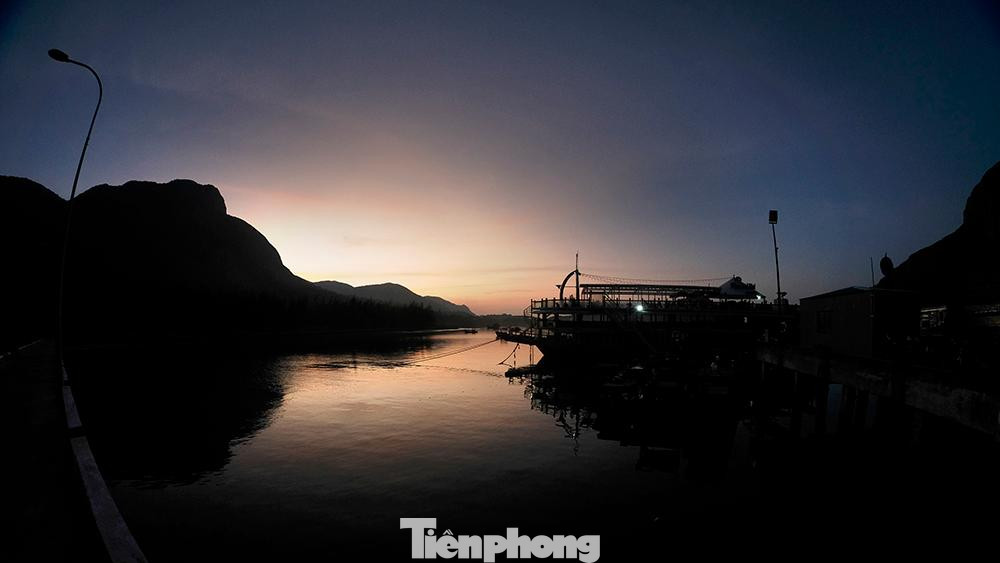 Bình minh trên cảng bến đầm thuộc Vịnh Bến Đầm - Côn Đảo. Đây là điểm đầu tiên khi đặt chân lên mảnh đất Côn Đảo linh thiêng (nếu đi tàu cao tốc), là cửa ngõ của những chuyến tàu du lịch, nơi cho du khách có được ánh nhìn đầu tiên bao quát toàn cảnh khu vực