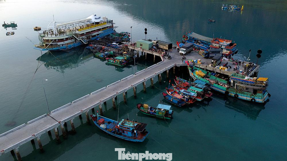 Được coi là một điểm mút đầu tiên trên chuyến hành trình du lịch Côn Đảo (Bà Rịa - Vũng Tàu), du khách có thể cập bến bằng những chiếc tàu du lịch cao tốc hoặc có thể ngắm toàn bộ khu vực từ trên cao khi di chuyển bằng máy bay.