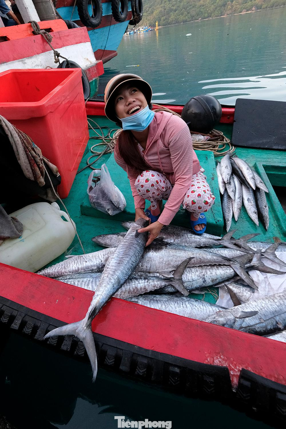 Mỗi chuyến đi câu của thuyền nhỏ này thường kéo dài 2 ngày, với mỗi thuyền chỉ có một người và thường đi theo cặp.