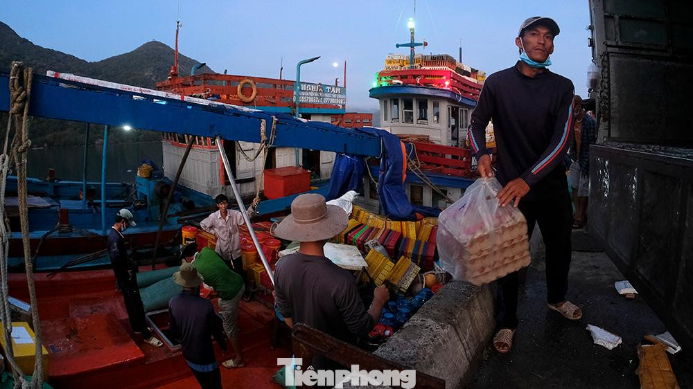 Vào mỗi buổi sáng, hàng chục chiếc tàu gỗ chuyên chở hàng hòa từ đất liền cũng cấp gần như mọi loại lương thực, thục phẩm cho hòn đảo xinh đẹp này.