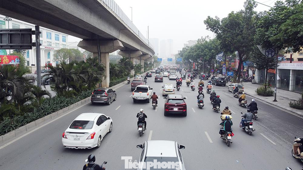 Trục đường Nguyễn Trãi (quận Thanh Xuân, Hà Nội) thời điểm hơn 8 giờ sáng nay (24/1).