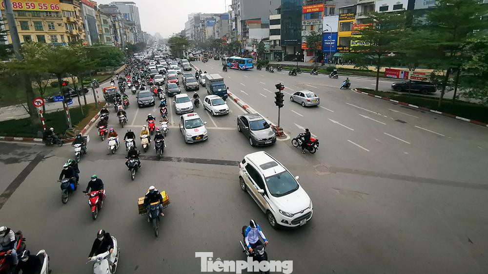 Nút giao tại Ngã Tư Sở, lối xuống của đường trên cao Trường Chinh có ùn ứ nhẹ, các phương tiện chờ khoảng 2 nhịp đèn giao thông vào giờ cao điểm là có thể di chuyển qua điểm đen ùn tắc này.